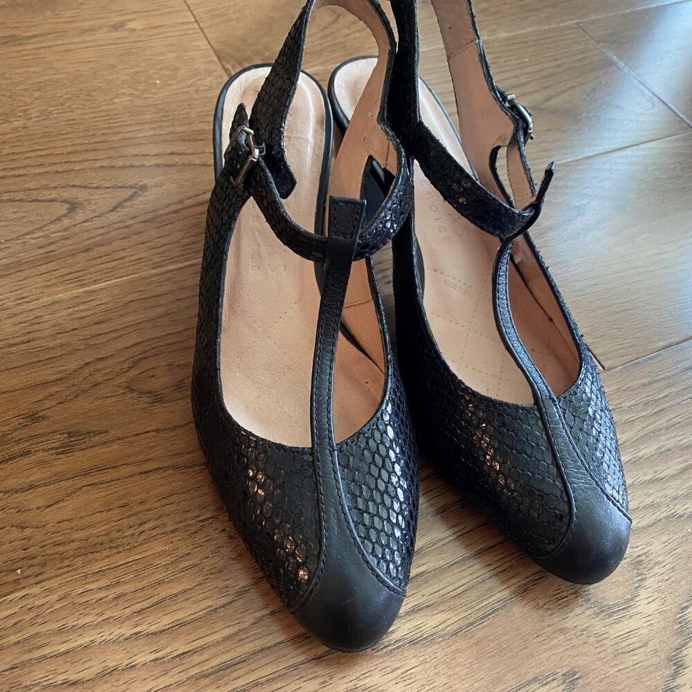Soulier avec talon ouvert et sangle en T (T strap) noir 2 tons